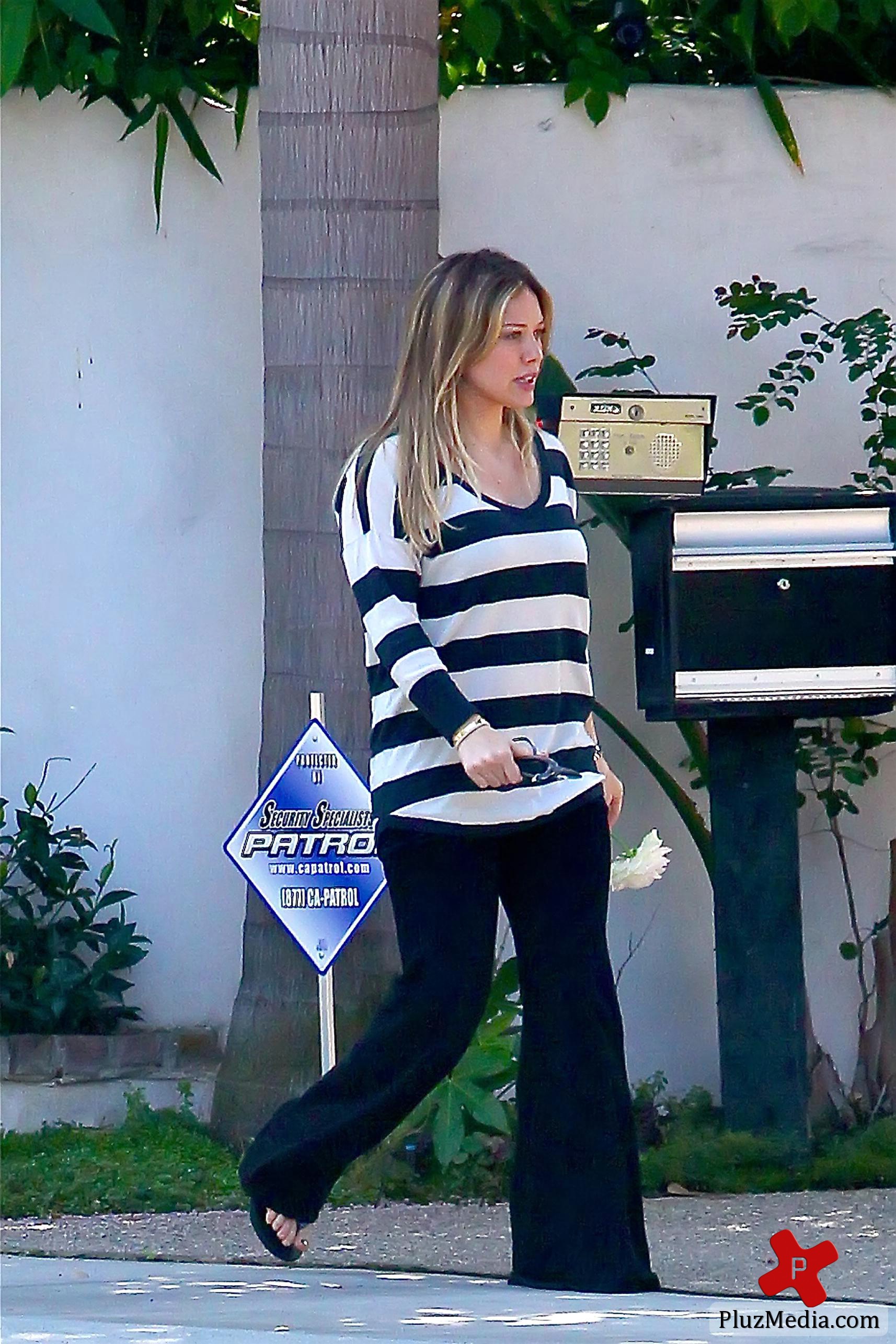 pregnant actress on her way to a maternity pilates class | Picture 83335